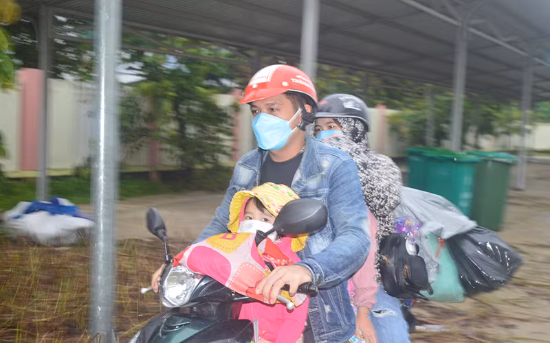 Hành trình về quê ấm tình nghĩa đồng bào -0