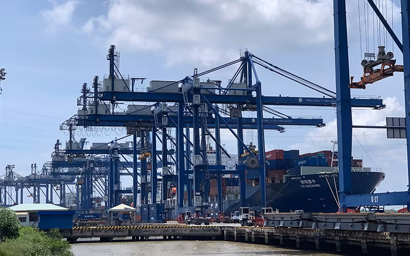Bốc xếp công-ten-nơ hàng tại Cảng Cát Lái (TP Hồ Chí Minh).