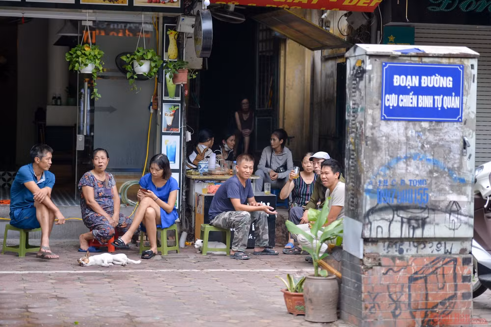 Hàng quán Hà Nội dựng vách ngăn phòng Covid-19 -0