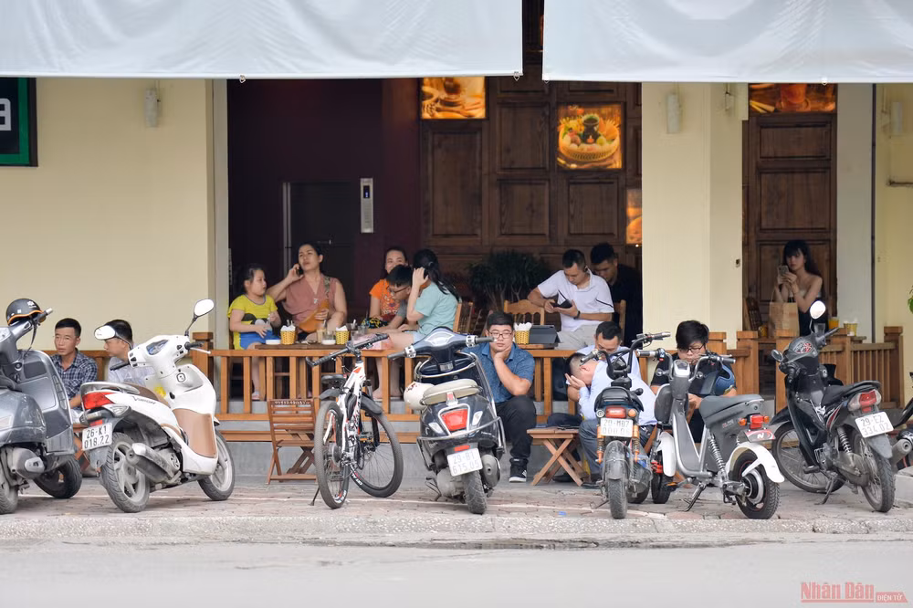 Hàng quán Hà Nội dựng vách ngăn phòng Covid-19 -0