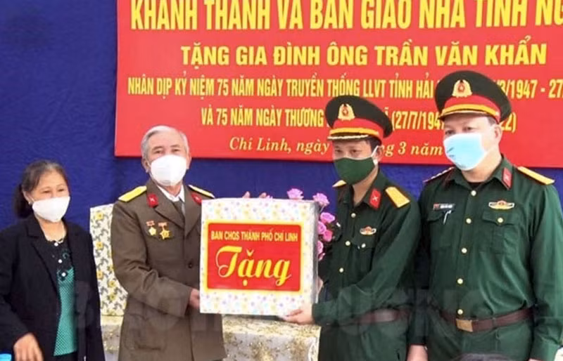 Ban Chỉ huy quân sự TP Chí Linh bàn giao nhà cho gia đình thương binh Trần Văn Khẩn.