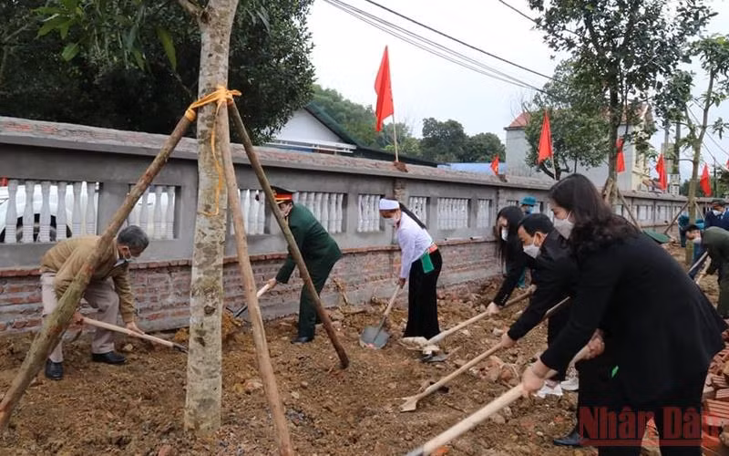 Các đại biểu hưởng ứng Tết trồng cây.