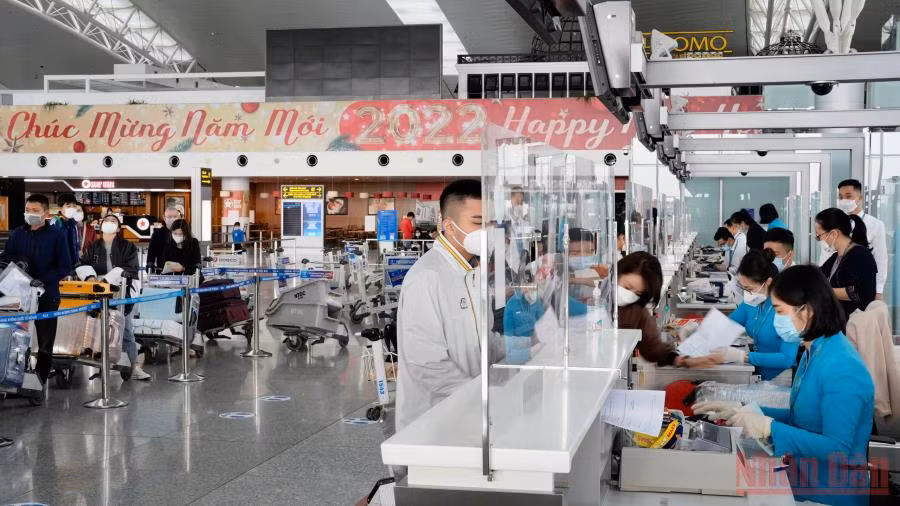 Hành khách làm thủ tục hàng không tại sân bay Nội Bài dịp Tết Nguyên đán.