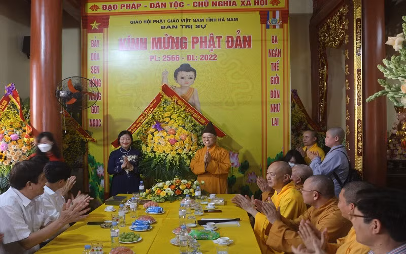 Đồng chí Trưởng Ban Dân vận Trung ương tặng hoa, chúc mừng lễ Phật đản tại tỉnh Hà Nam.