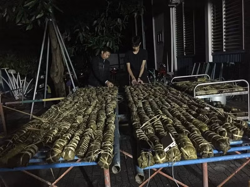 Trắng đêm làm bánh gửi vùng lũ -0