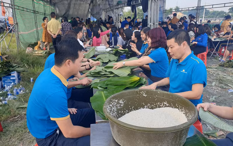 Làng trên xóm dưới ở Nghệ An thi đua gói bánh gửi bà con vùng lũ.