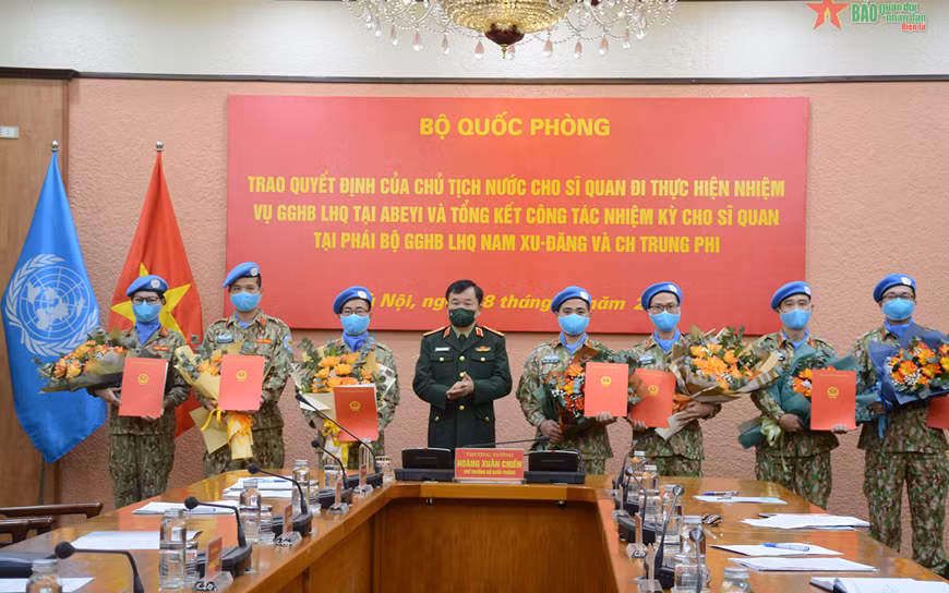 Thượng tướng Hoàng Xuân Chiến trao Quyết định của Chủ tịch nước và tặng hoa các sĩ quan làm nhiệm vụ Gìn giữ hòa bình tại Liên hợp quốc tại Phái bộ UNISFA.