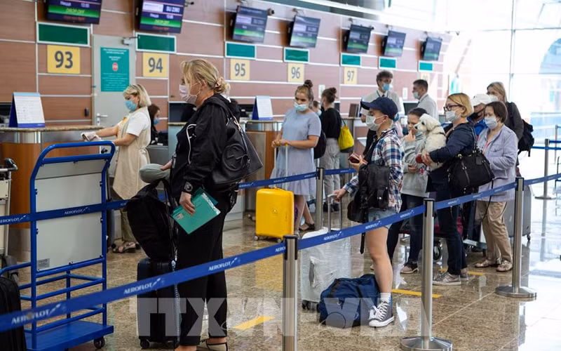 Hành khách làm thủ tục tại sân bay quốc tế Sheremetyevo ở Moskva. Ảnh: (THX/TTXVN)