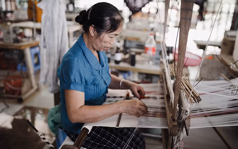Triển lãm trực tuyến về sản phẩm mới trên thổ cẩm truyền thống của người Thái tại Hòa Bình -0