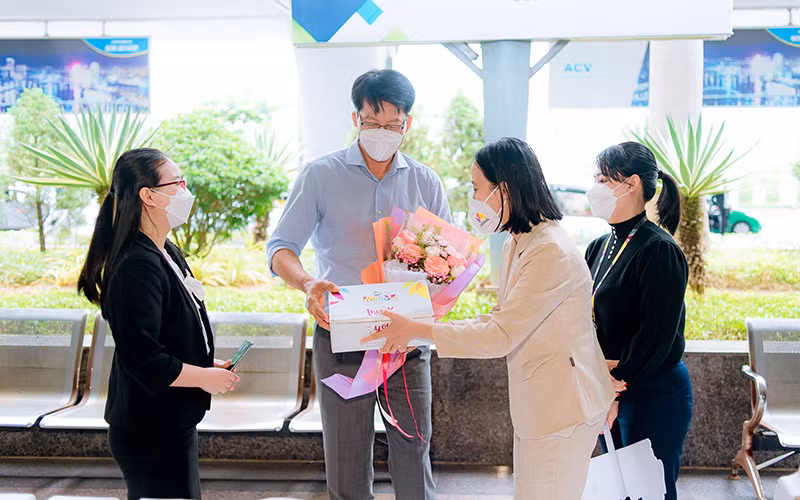 Lãnh đạo Sở Du lịch TP Đà Nẵng đón và tặng quà tri ân đoàn khách MICE đầu tiên đến Đà Nẵng sáng 25/2.