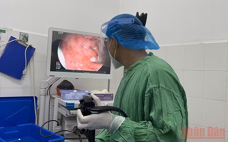 Bác sĩ Bệnh viện Đa khoa Trung ương Cần Thơ nội soi dạ dày bệnh nhân N.K.P.