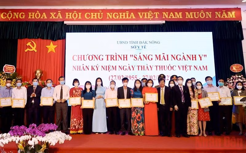 Trao tặng khen thưởng của ngành y tế cho các tập thể và cá nhân có thành tích xuất sắc trong thực hiện nhiệm vụ năm 2021.