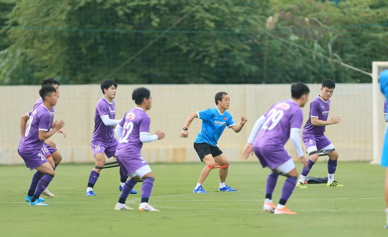 Các tuyển thủ giải phóng sức ì trong buổi tập đầu tiên -3