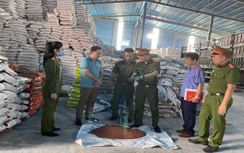 Kiểm tra chất lượng phân bón tại Công ty Cổ phần sản xuất và thương mại tổng hợp Cường Phát.