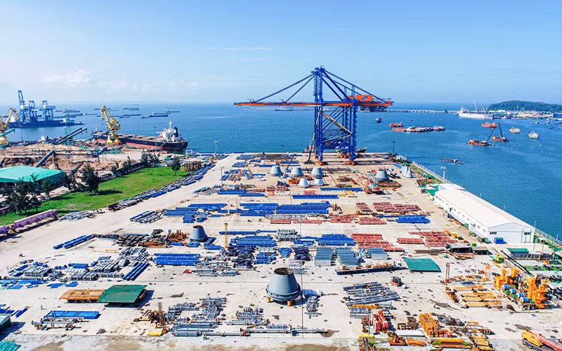 Doosan Vina đang sản xuất, lắp dựng các cẩu trục Super Post Panamax STS cung ứng cho cảng quốc tế Gemalink, Bà Rịa-Vũng Tàu.