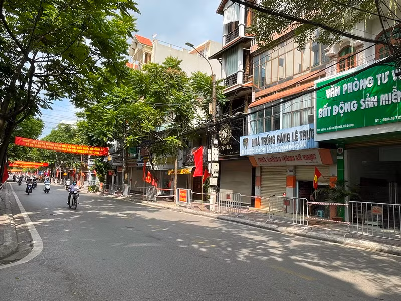 Một đoạn Đại lộ Hồ Chí Minh (TP Hải Dương) bị cách ly y tế vì liên quan đến nhiều trường hợp F0, F1.