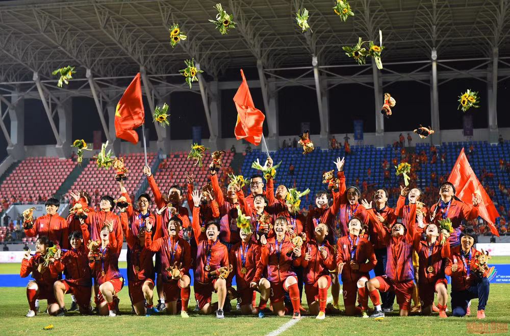 Đội tuyển bóng đá nữ Việt Nam đón nhận Huy chương Vàng SEA Games 31 -0