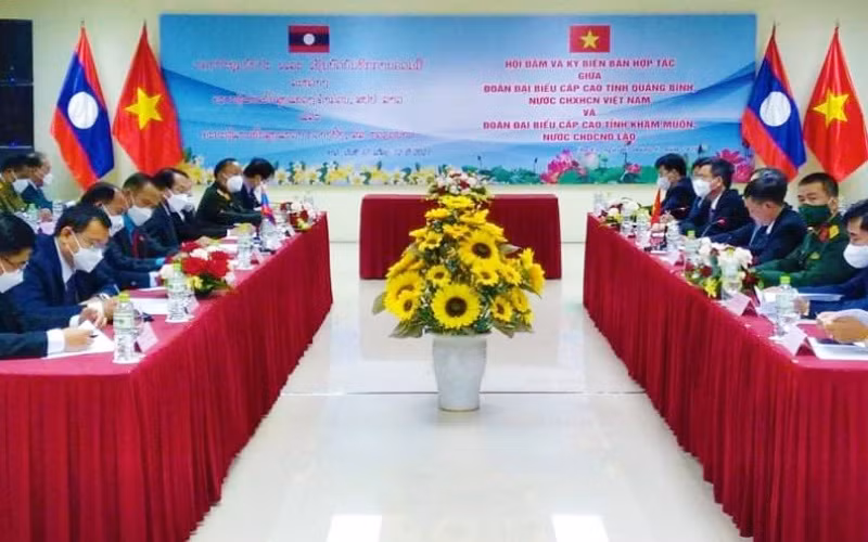 Quảng cảnh lễ ký biên bản hợp tác giữa 2 tỉnh Quảng Bình và Khăm Muộn (Lào).