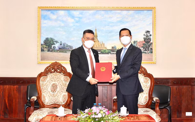 Tổng Lãnh sự Việt Nam tại Pakse Nguyễn Văn Trung (trái) trình Thư ủy nhiệm Lãnh sự. (Ảnh: Tổng Lãnh sự quán Việt Nam tại Pakse)