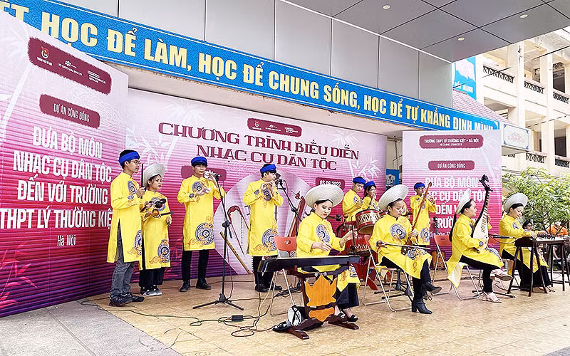 Chương trình biểu diễn mở đầu dự án “Đưa bộ môn nhạc cụ dân tộc đến các trường trung học phổ thông trên địa bàn Thủ đô”.