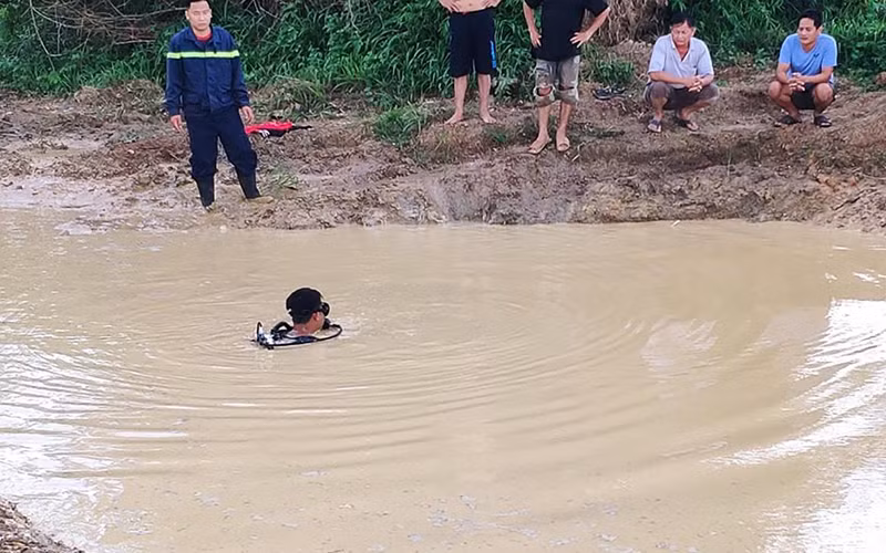 Lực lượng chức năng tìm kiếm 3 học sinh bị đuối nước.
