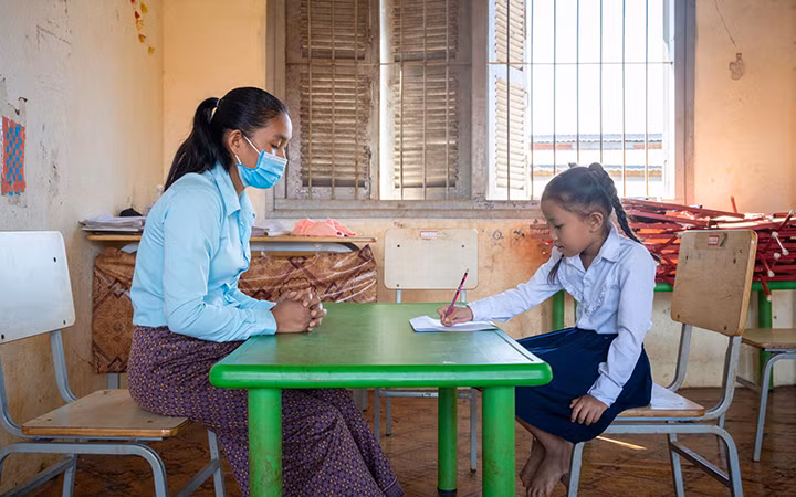 Một giáo viên đang dạy học sinh tại Trường tiểu học Trom, tỉnh Rattanakiri, Cambodia vào tháng 11/2020.(Ảnh: UNICEF).