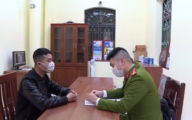 Cơ quan Cảnh sát điều tra, Công an tỉnh Hưng Yên đang lấy lời khai của đối tượng cho vay nặng lãi.