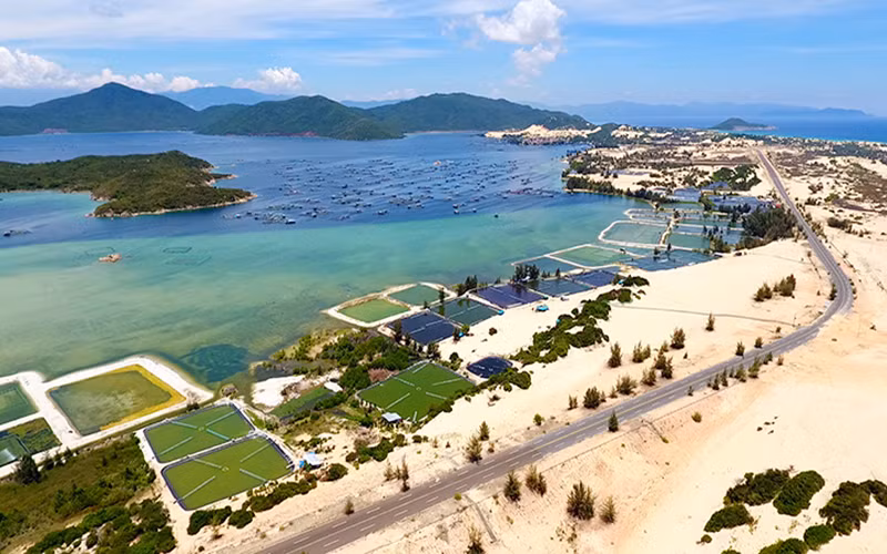 Một góc vịnh Vân Phong. Ảnh: PHONG NGUYÊN