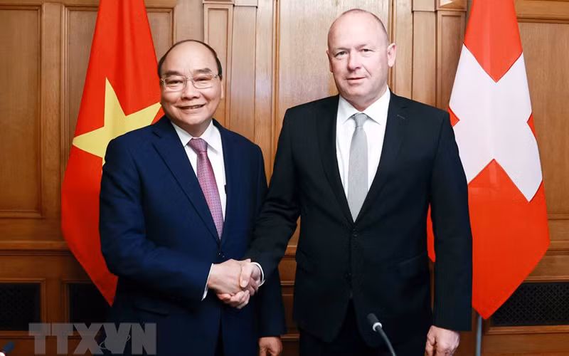 Chủ tịch nước Nguyễn Xuân Phúc hội kiến Chủ tịch Hội đồng Quốc gia Liên bang Thụy Sĩ Andreas Aebi (Ảnh: TTXVN)