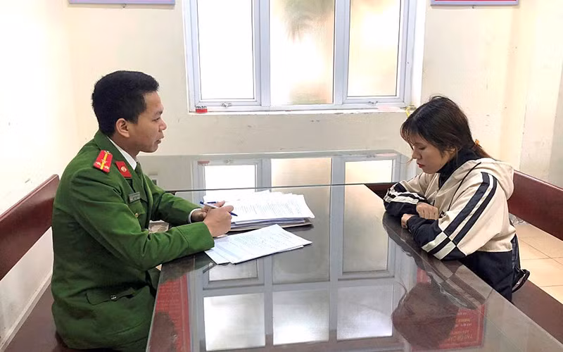 Công an thị xã Kỳ Anh (Hà Tĩnh) ra quyết định khởi tố vụ án, khởi tố bị can đối với Lê Thị Bích Ngọc về tội lừa đảo chiếm đoạt tài sản bằng hình thức xin việc. Ảnh: QUÝ NGÀ