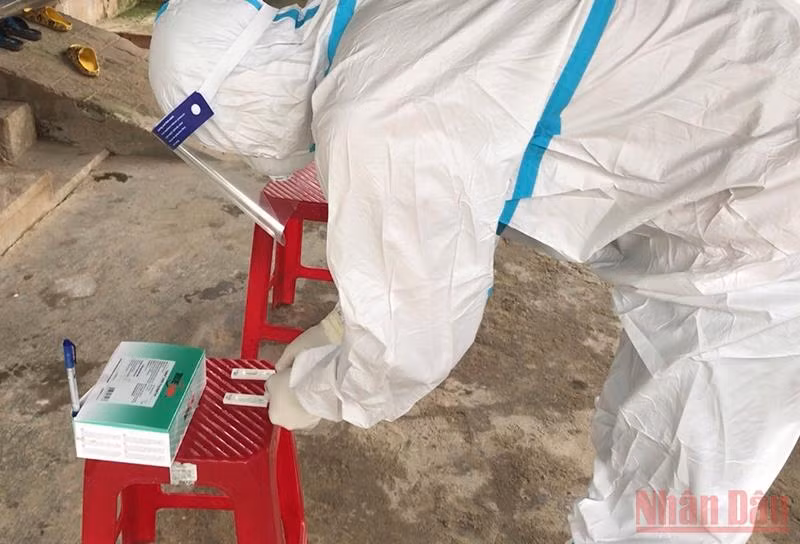 Đội phản ứng nhanh “ba tại chỗ” trong điểm nóng Covid-19 -0