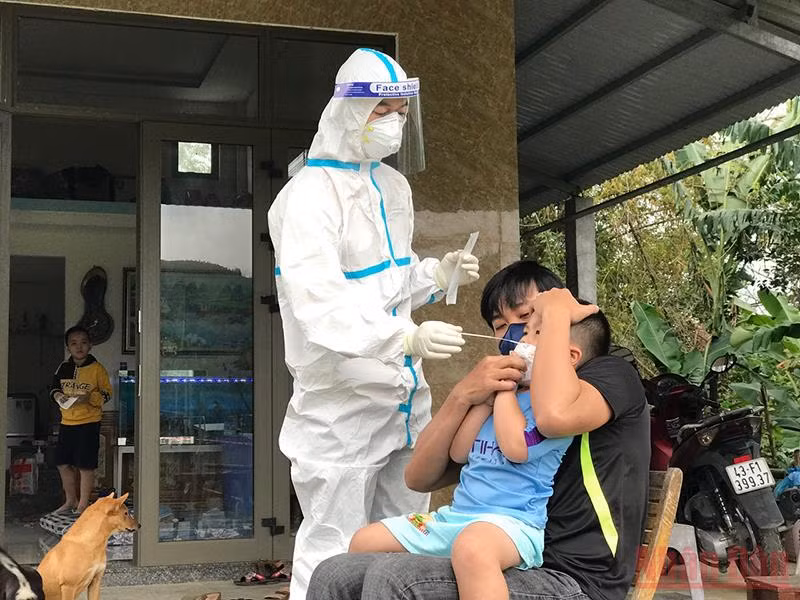 Đội phản ứng nhanh “ba tại chỗ” trong điểm nóng Covid-19 -0