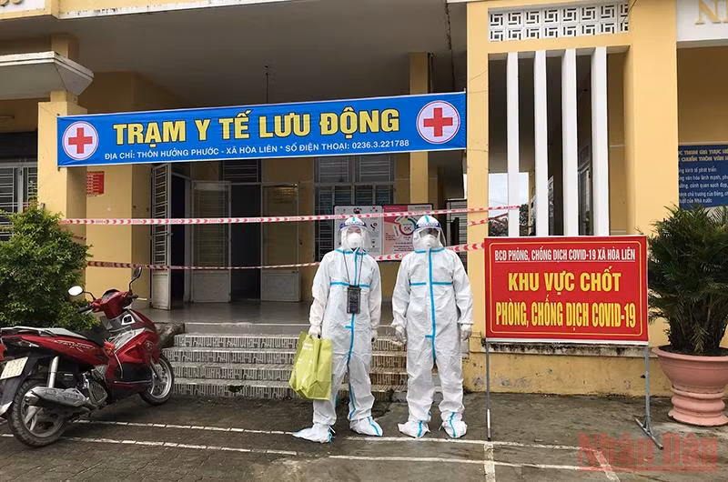 Các y bác sĩ tuyến đầu được tăng cường về hỗ trợ y tế xã Hòa Liên, huyện Hòa Vang.
