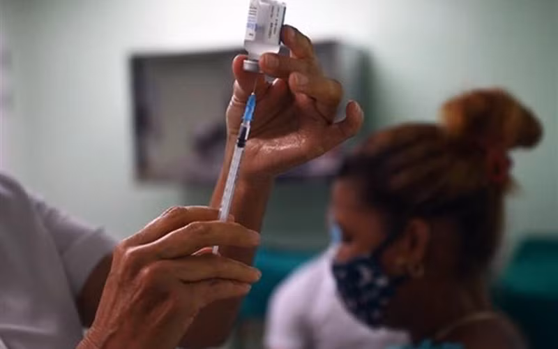Nhân viên y tế tiêm vaccine phòng Covid-19 cho người dân tại Cienfuegos (Cuba). (Ảnh: AFP/TTXVN)