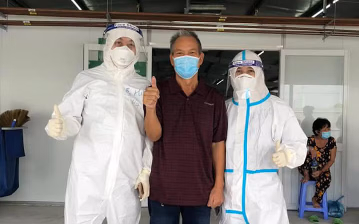 Trung tâm hồi sức của Bệnh viện Việt Đức cho xuất viện 15 bệnh nhân Covid-19 từng nguy kịch -0