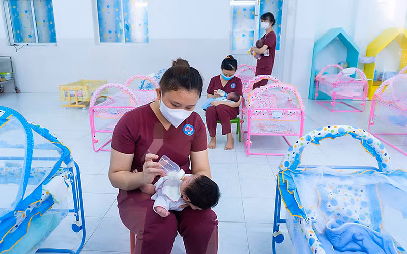 100 nôi võng tự động vừa được Trung tâm Công tác xã hội thanh thiếu niên Việt Nam trao tặng Trung tâm H.O.P.E.