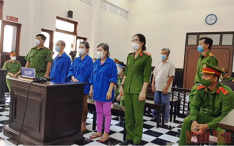 Các bị cáo tại phiên tòa xét xử sơ thẩm.