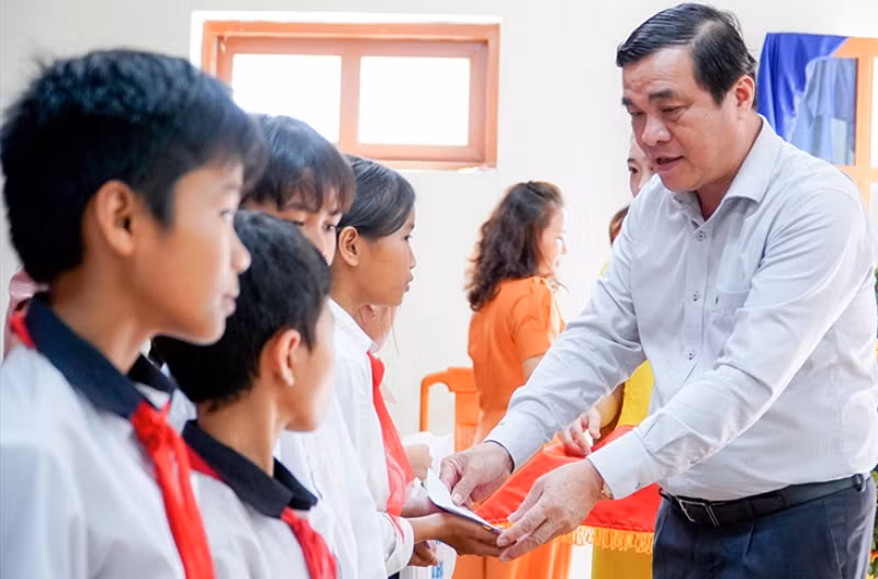 Đồng chí Phan Việt Cường trao quà tặng học sinh có hoàn cảnh khó khăn tại xã Trà Giác.