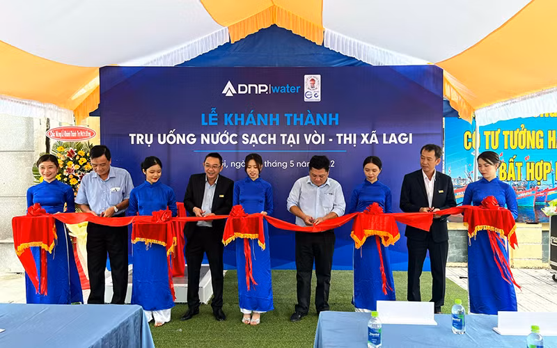 Đại diện ban lãnh đạo thị xã La Gi và công ty Cổ phần Đầu tư ngành nước DNP Water cắt băng khánh thành các trụ nước sạch cộng đồng.