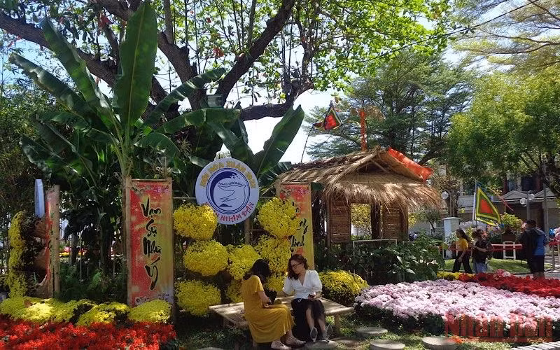 Người dân đến với Hội Hoa Xuân.