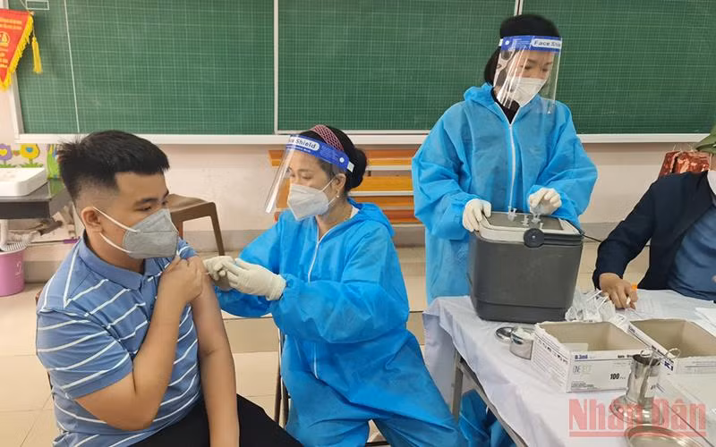 Tổ chức tiêm vaccine cho các học sinh từ 5 đến dưới 12 tuổi.