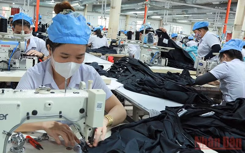 Sản xuất an toàn tại tmột công ty “ba tại chỗ” ở Đồng Nai (Ảnh minh họa: Thiên Vương).