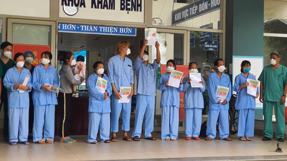 Thứ trưởng Nguyễn Trường Sơn chúc mừng 10 bệnh nhân tại Đà Nẵng khỏi bệnh.