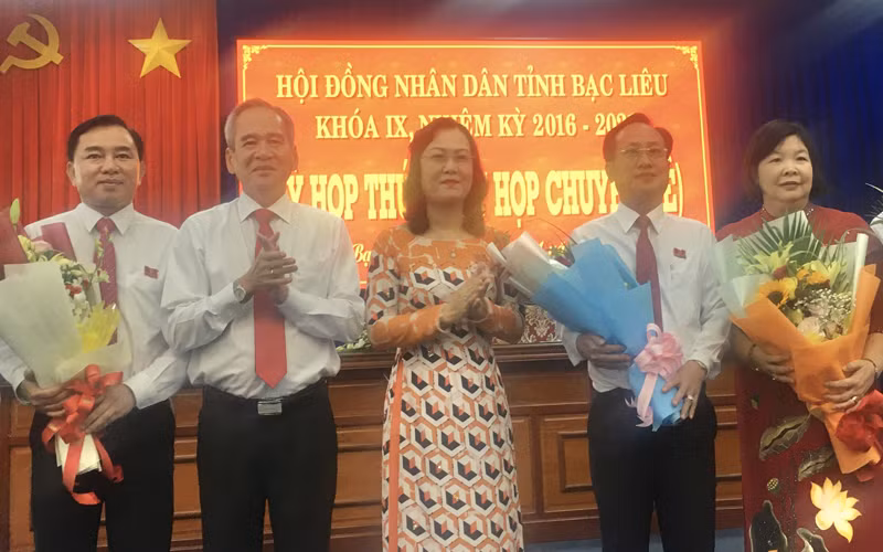 Bí thư Tỉnh ủy và Chủ tịch HĐND tỉnh tặng hoa chúc mừng tân Chủ tịch UBND và các Phó Chủ tịch UBND tỉnh Bạc Liêu. 