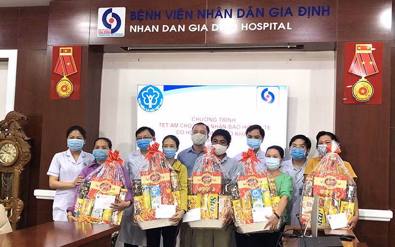 Đại diện BHXH TP Hồ Chí Minh tặng quà Tết cho bệnh nhân BHYT có hoàn cảnh khó khăn tại Bệnh viện Nhân dân Gia Định.