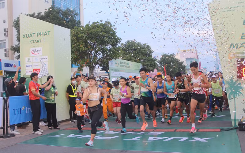 500 vận động viên tham gia cự ly 42km xuất phát.