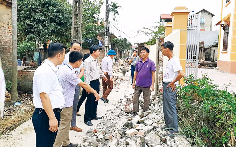 Người dân nhiều nơi ở thôn quê tự nguyện đập phá bờ rào để hiến đất làm đường. 