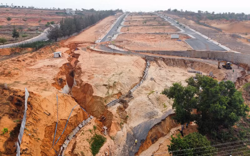 Vị trí cát tràn xuống đường từ Dự án Goldsand Hill Villa của Công ty TNHH Lộc Tú