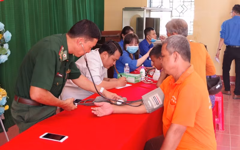 Quân y Đồn Biên phòng Lai Hòa, Bộ đội Biên phòng Sóc Trăng khám bệnh cho người nghèo.