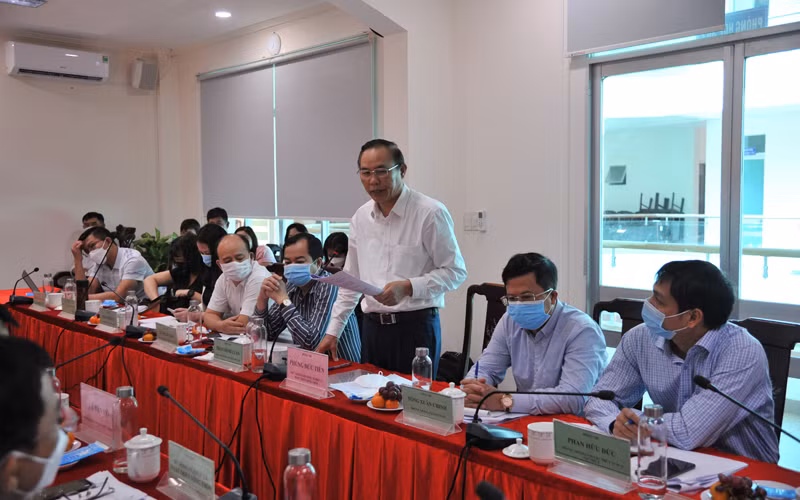 Thứ trưởng Phùng Đức Tiến phát biểu tại buổi làm việc.
